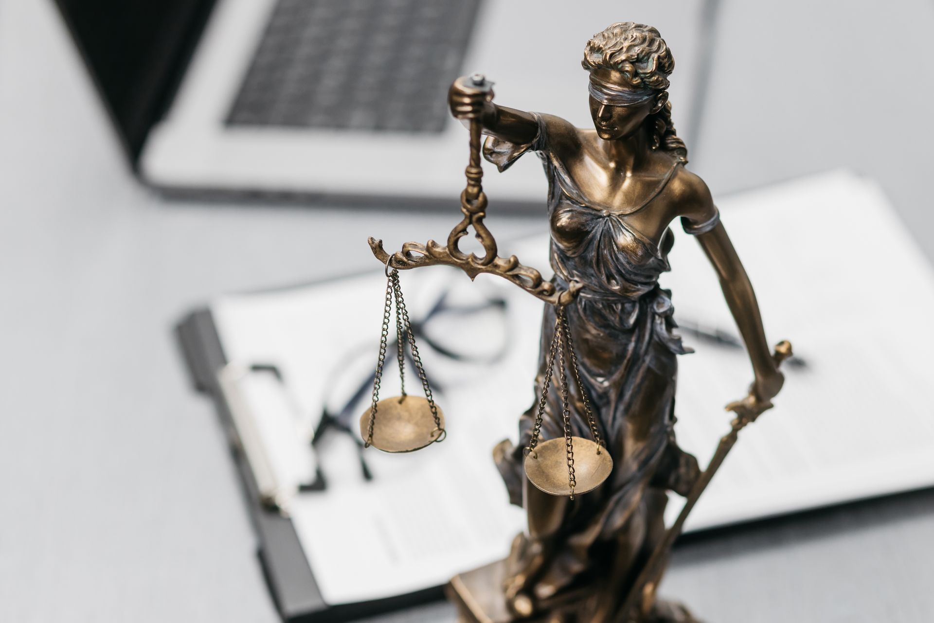 Une statuette de la balance de la Justice sur un bureau.