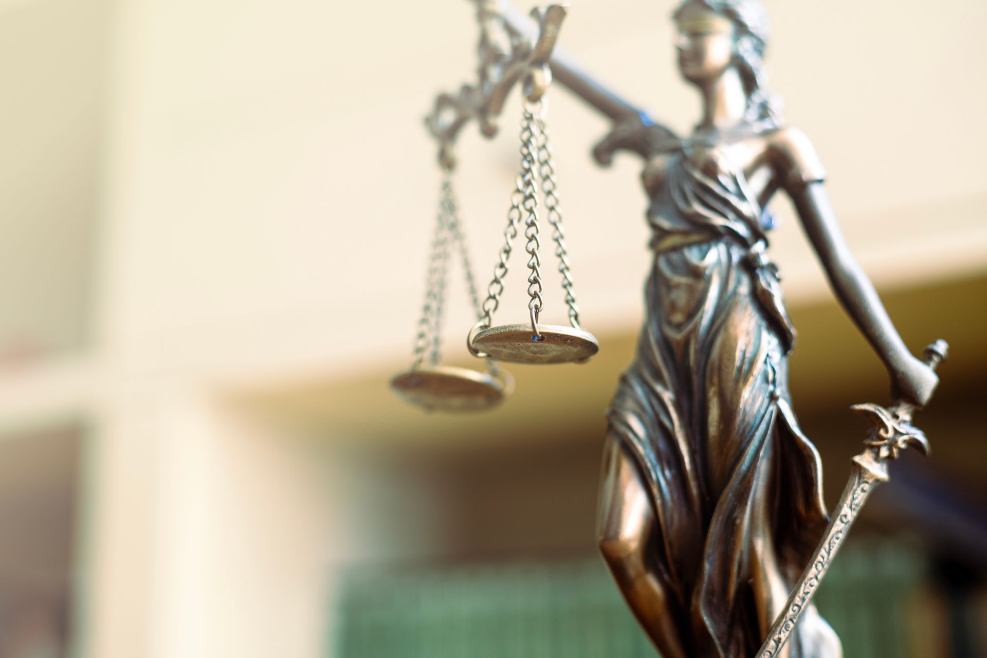 Une statue portant une balance et une épée représentant la Justice.