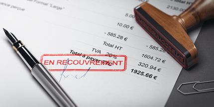 Des documents de comptes avec un tampon annoté en recouvrement.