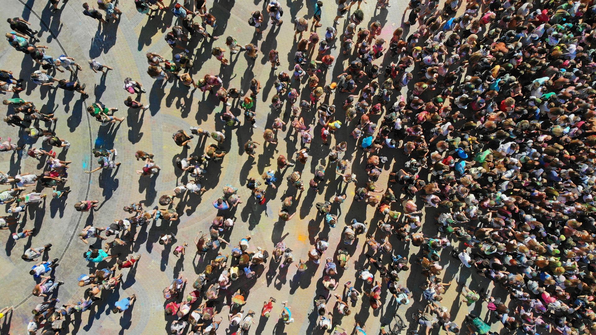 Une foule dans la rue en vue aérienne.