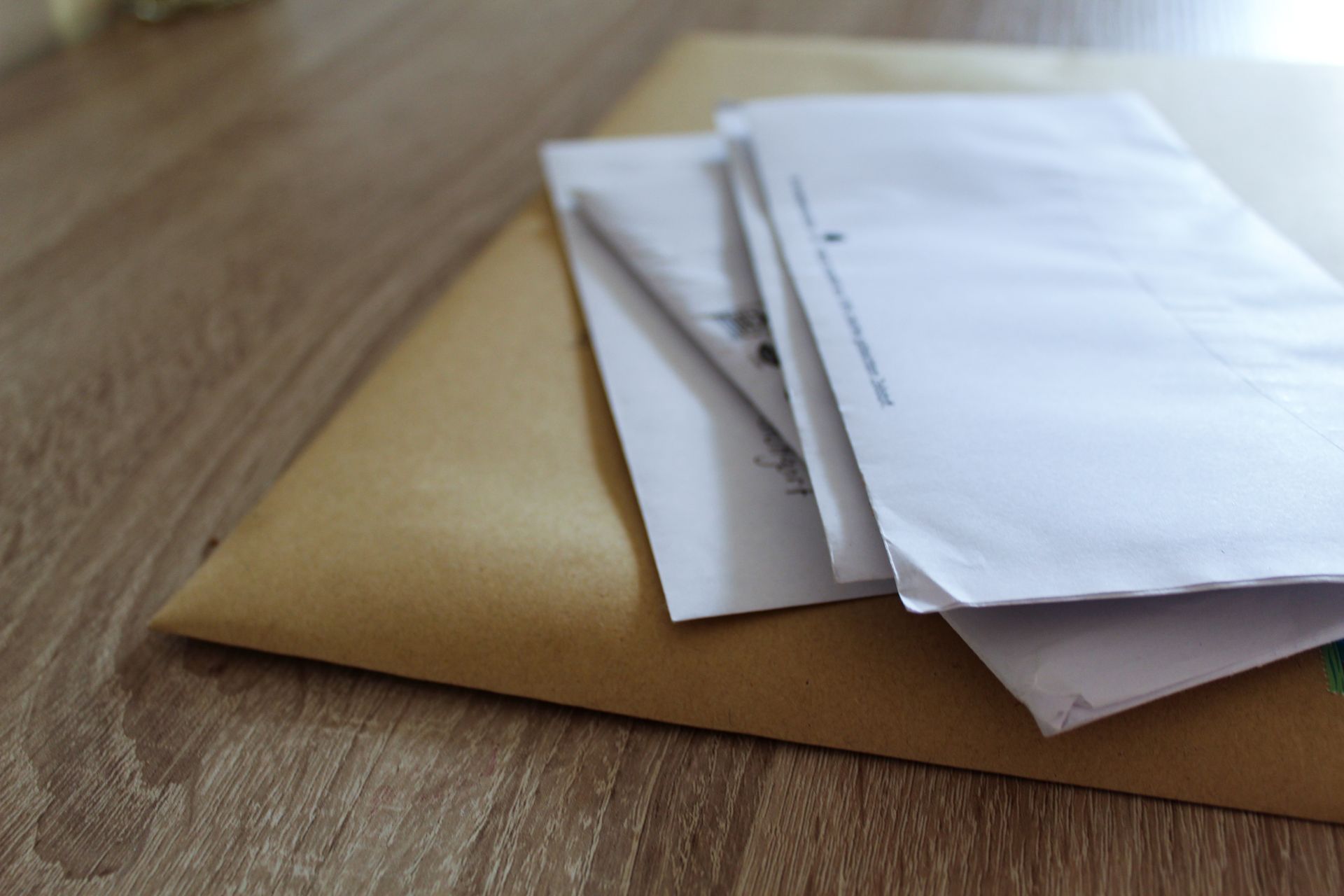Un paquet de lettres et courriers sur une table.