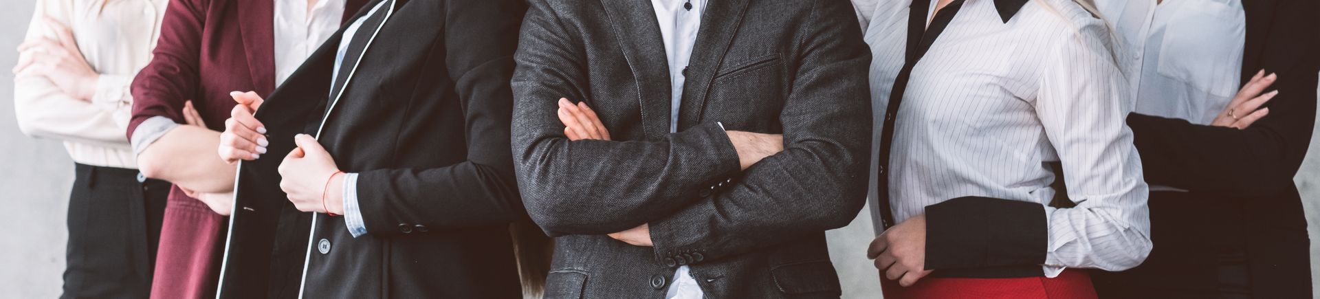 Une équipe de personnes bien habillées et cadrées au niveau du torse.