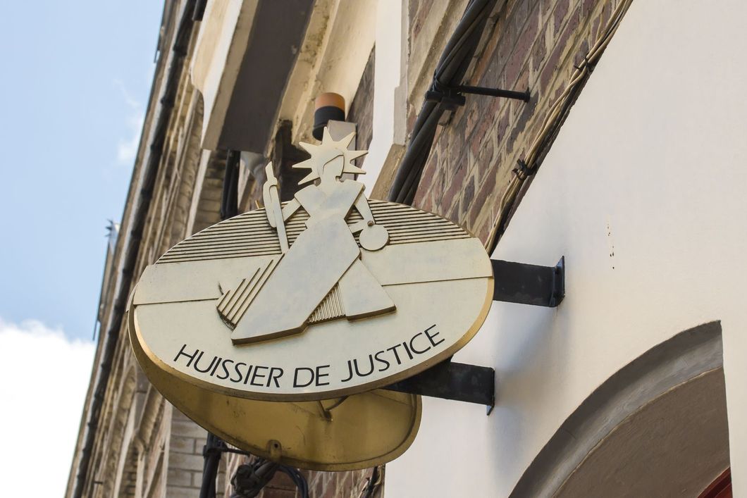 Une enseigne extérieure d'huissier de justice.