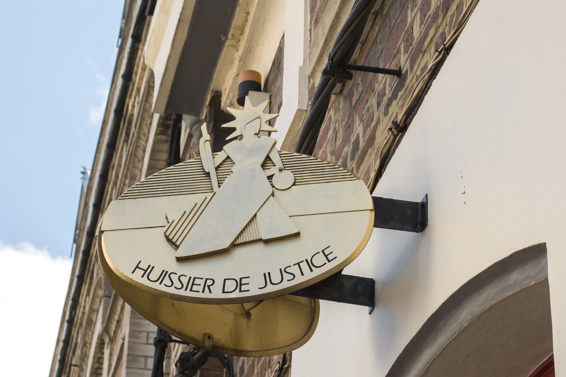 Une enseigne extérieure d'huissier de justice.