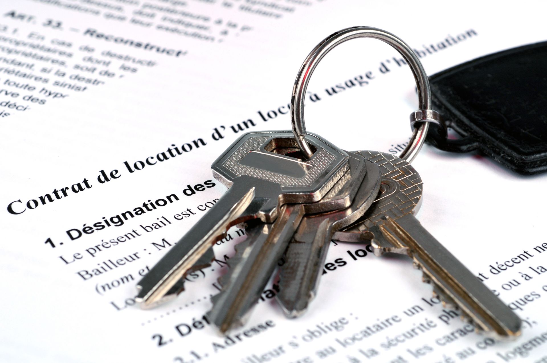Un trousseau de clés sur un contrat de bail.