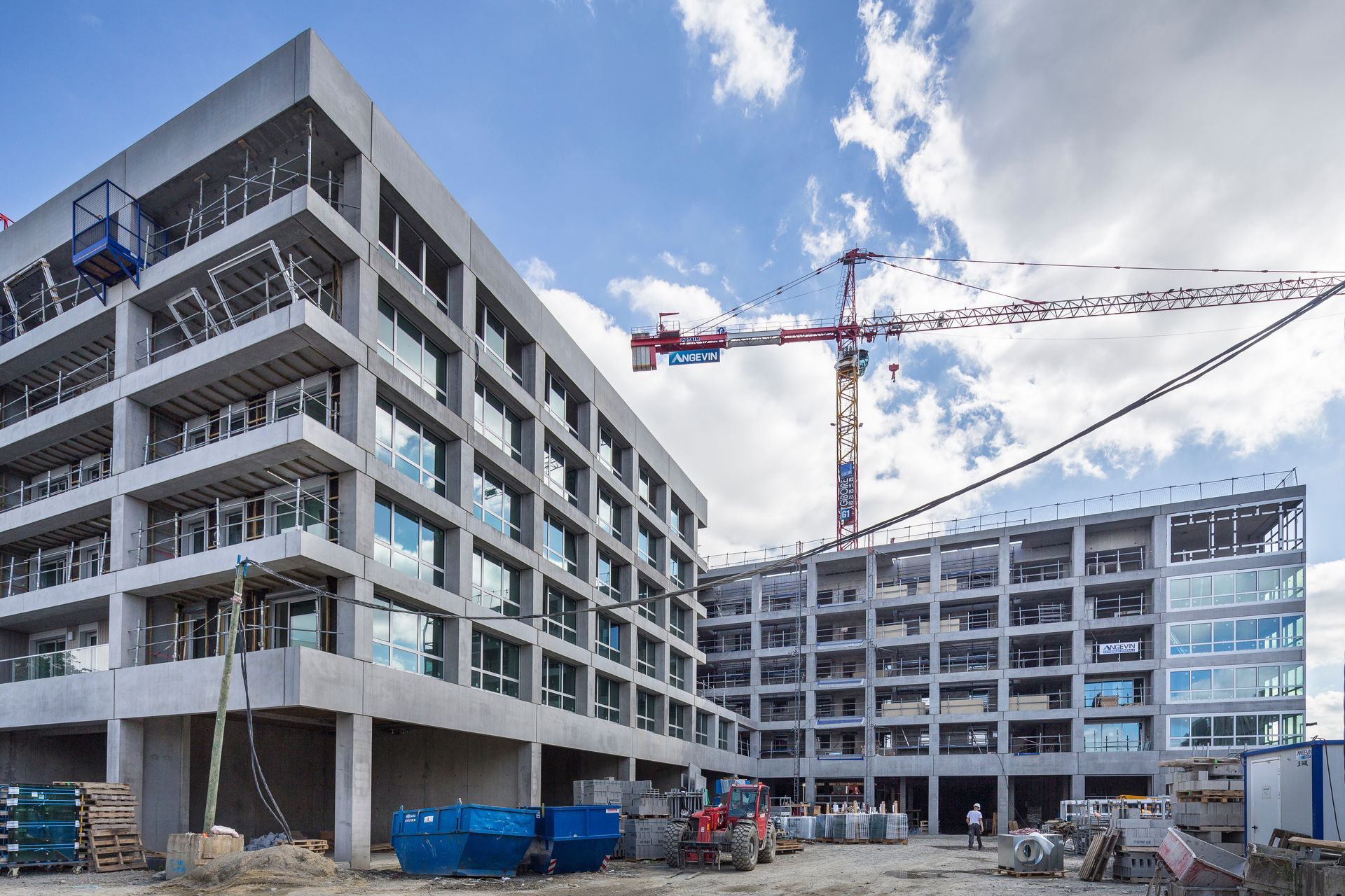 Vue panoramique d'un chantier de construction d'immeuble.