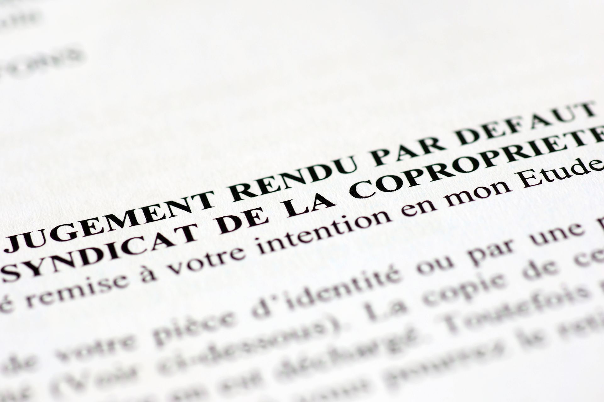 Un passage textuel d'un procès-verbal en vue rapprochée.