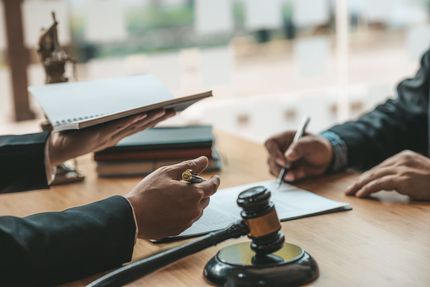 Un huissier de justice signant des contrats.