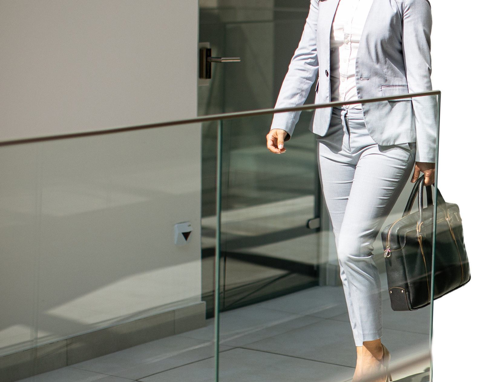 Une femme marchant avec un attaché-case.