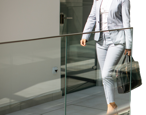 Une femme marchant avec un attaché-case.
