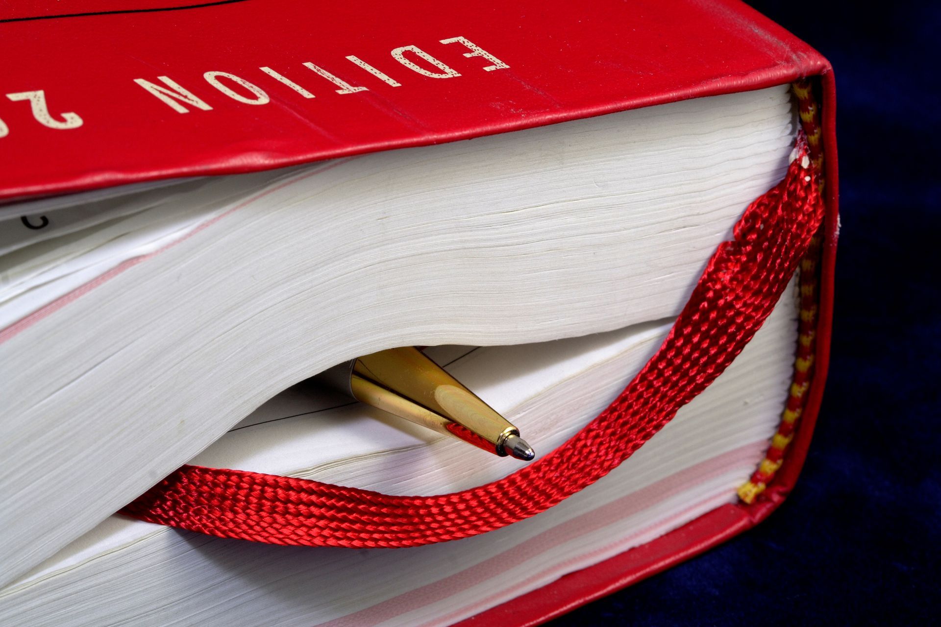 Le livre rouge du Code pénal.
