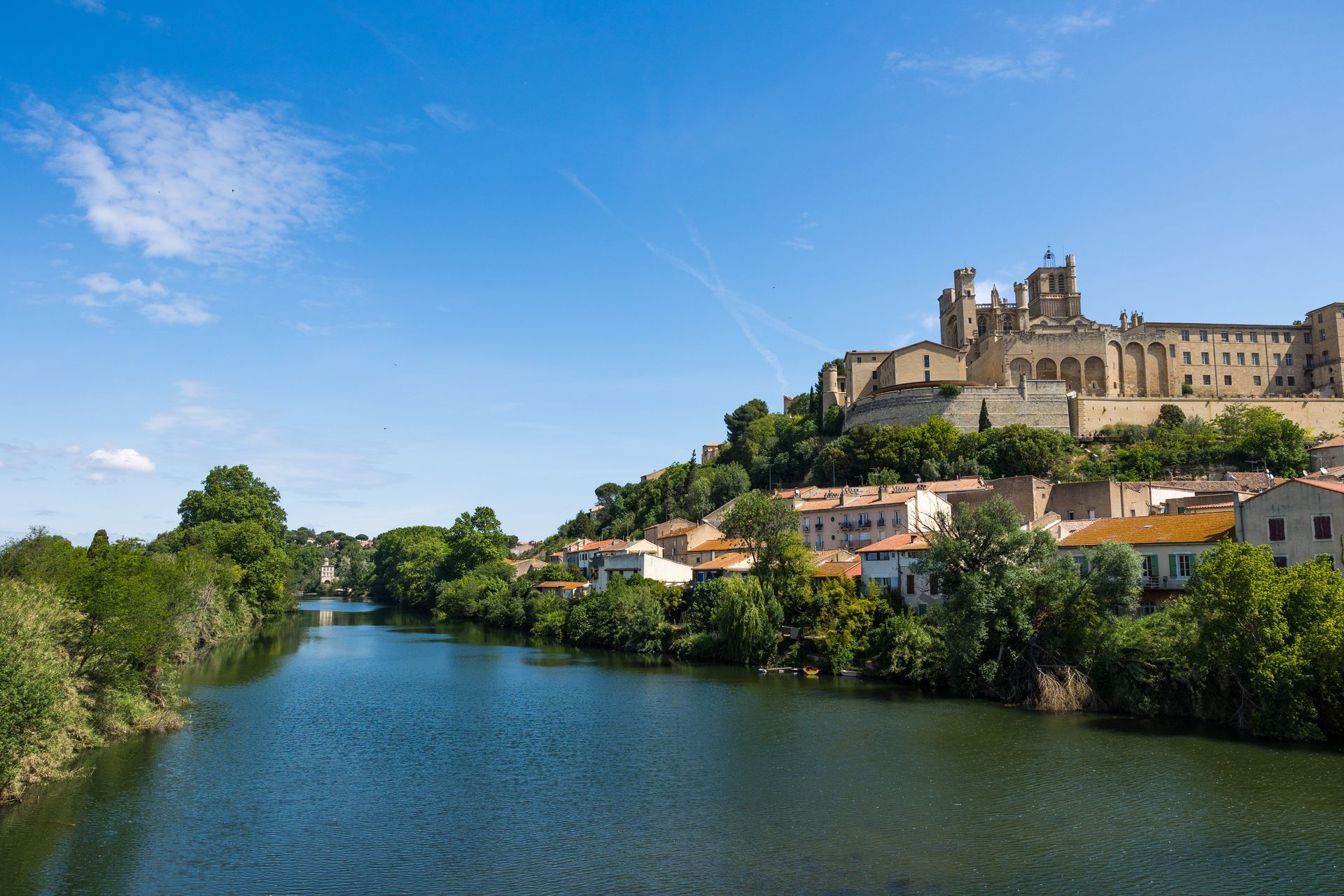 La cathédrale Saint-Nazaire de la ville de Béziers surplombant l'Orb.