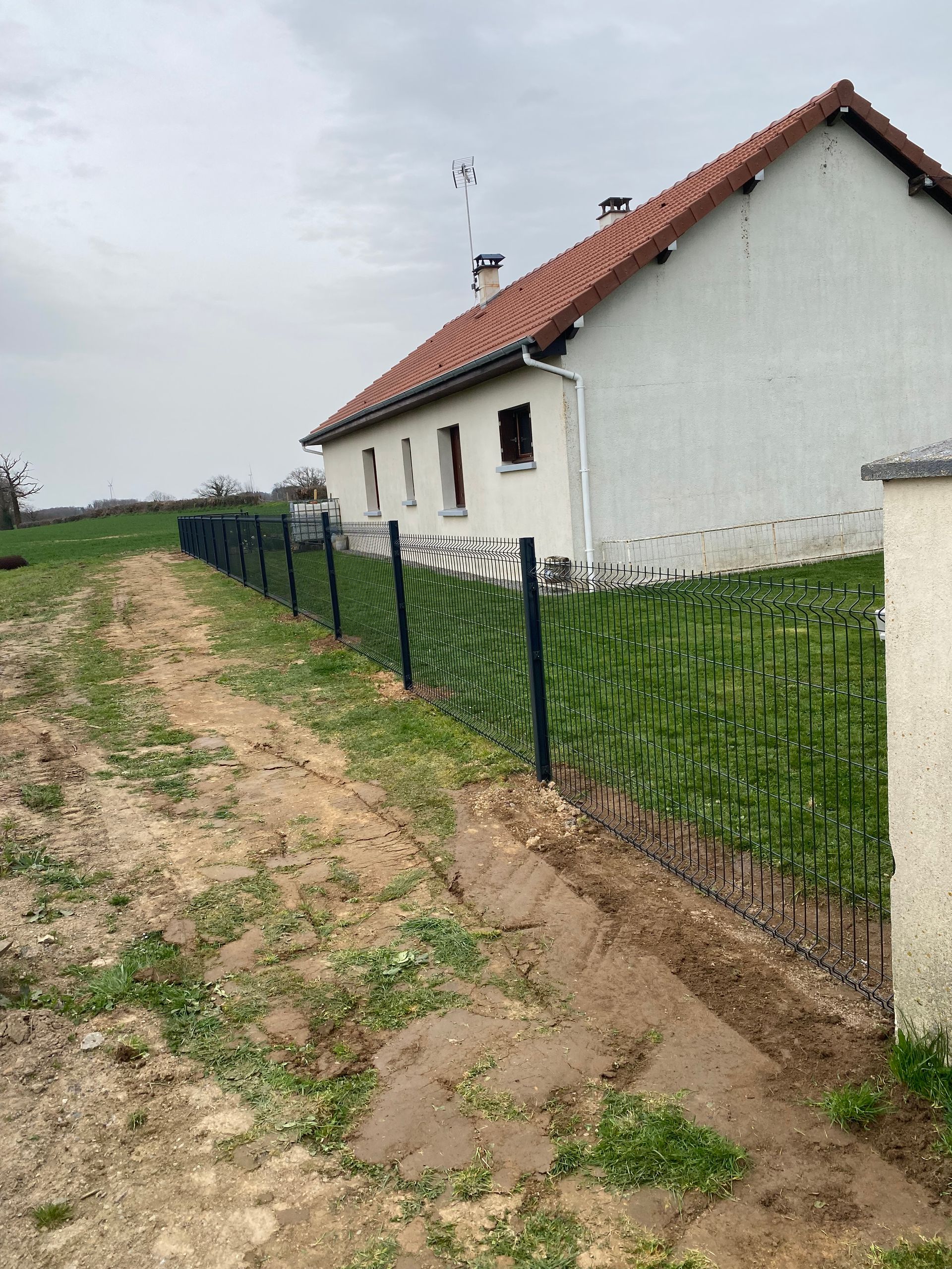 Grillage autour d'une maison