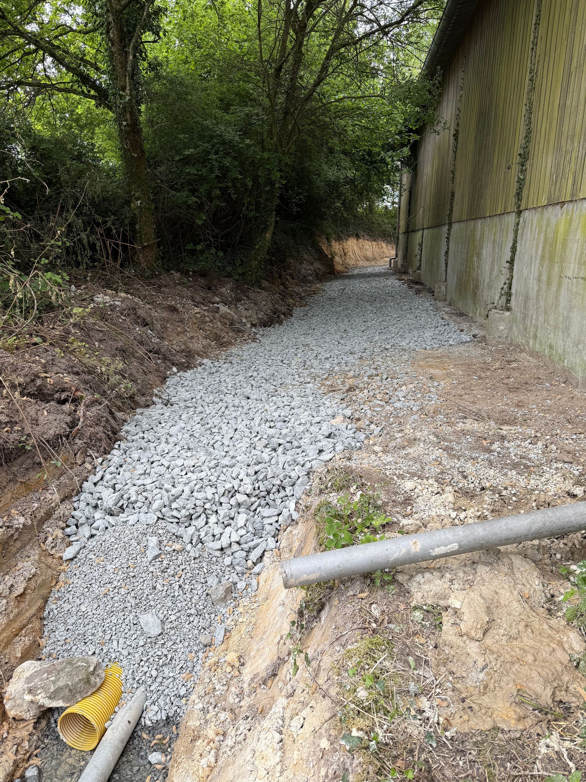 Remblais recouvert de cailloux