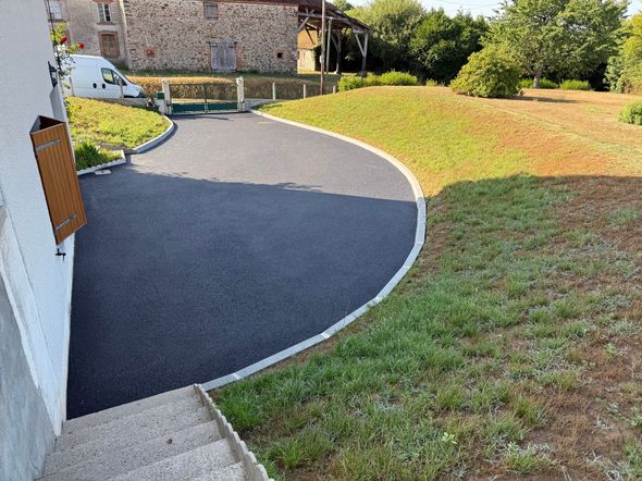 Allée goudronée