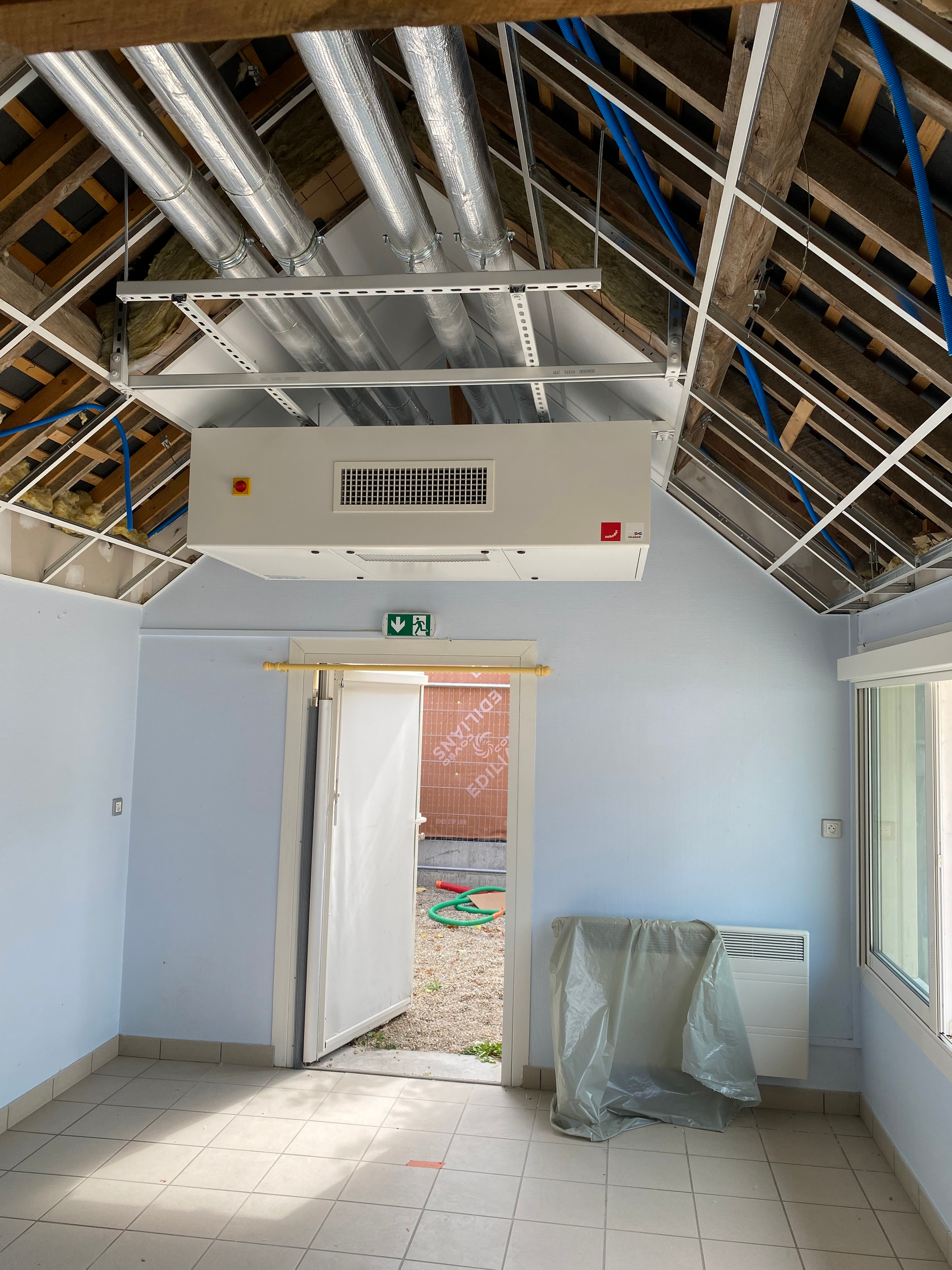 Un climatiseur en cours d'installation