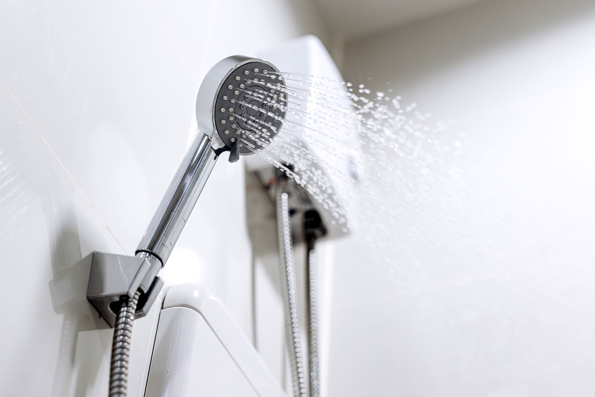Un ballon d'eau chaude dans une douche