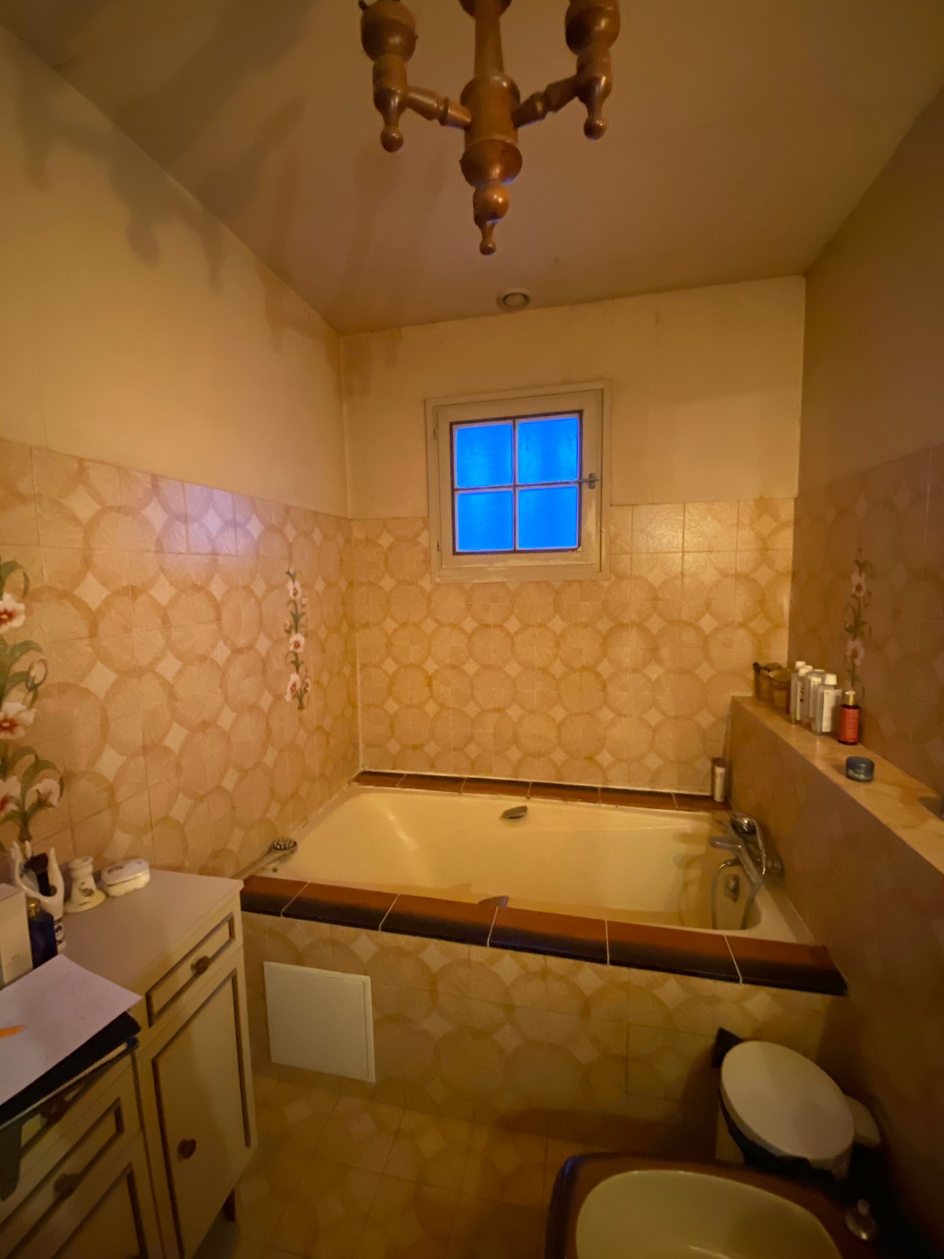 Salle de bains avec fenêtre, avant rénovation
