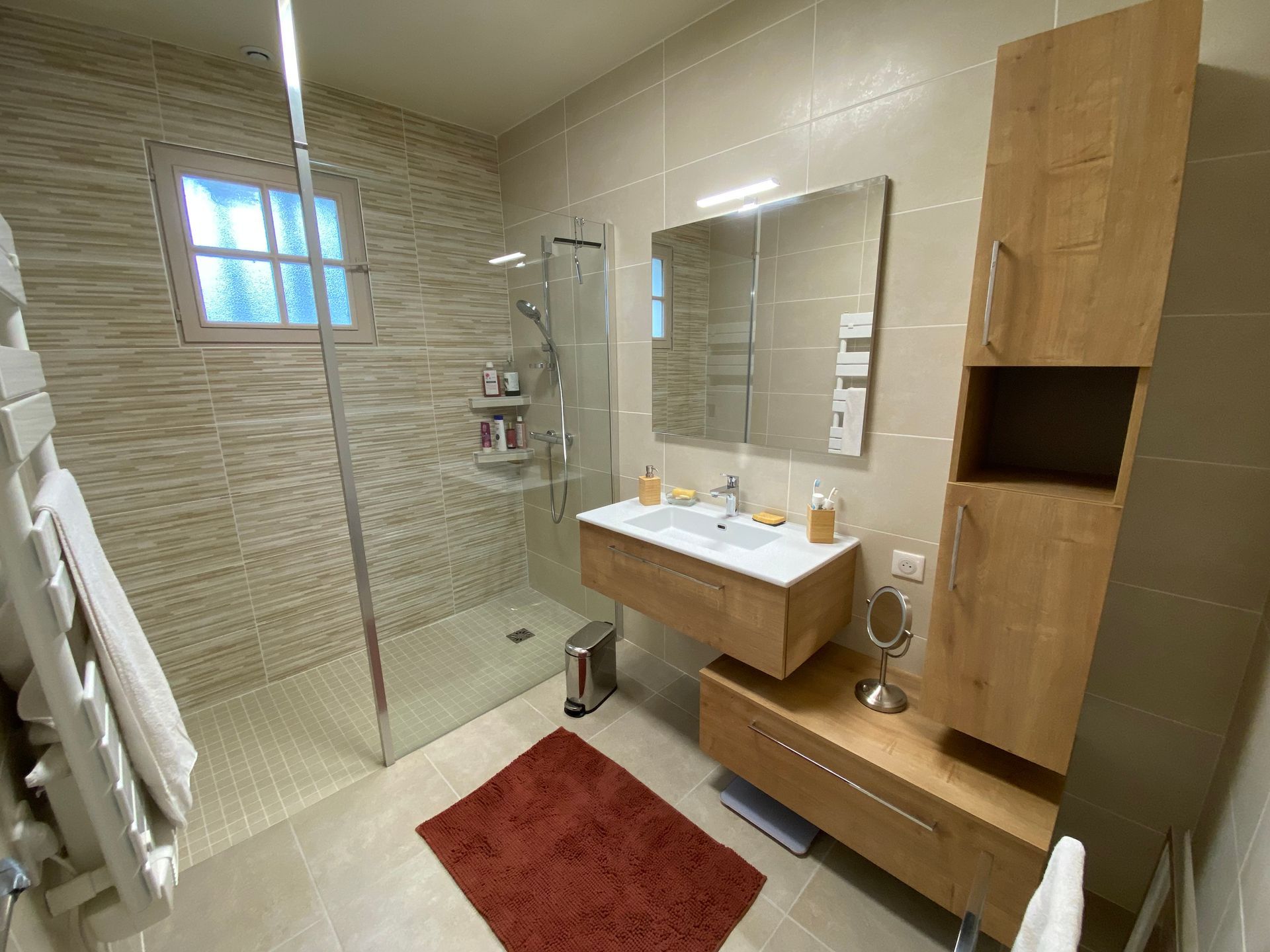 Une salle bains rénovée avec de la faïence