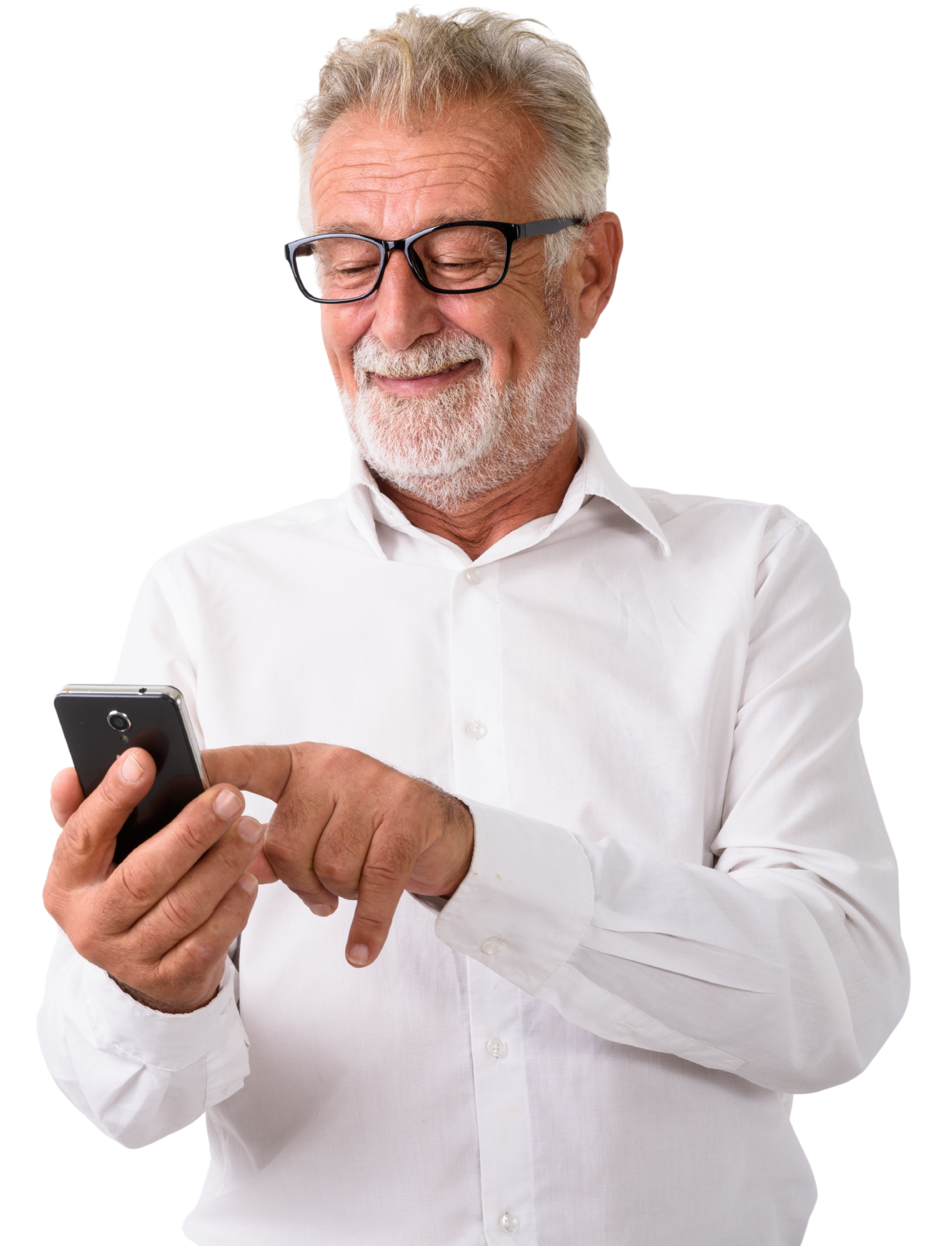 Un homme âgé consulte son téléphone