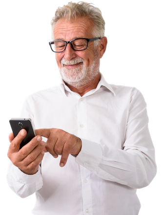 Un homme âgé consulte son téléphone