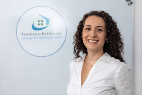 Portrait von Elena Kurnaz, Assistentin der Geschäftsführung der Trockene Keller Heilbronn Franken GmbH.