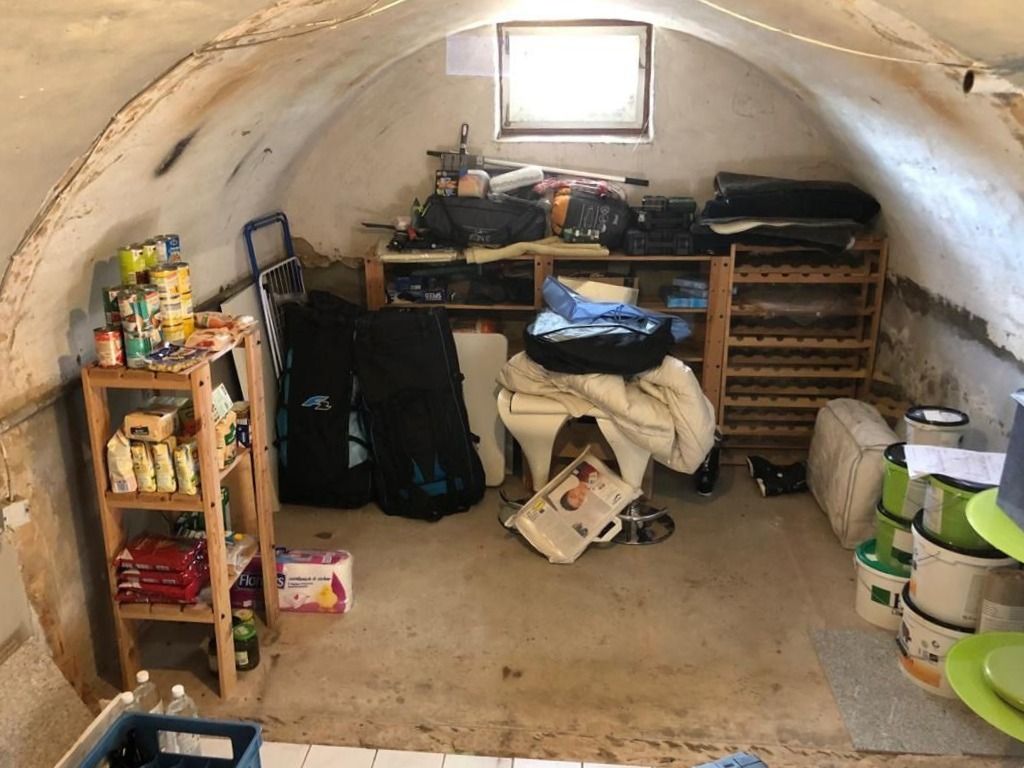 Zustand eines Gewölbekellers vor der Sanierung durch die Trockene Keller Heilbronn Franken GmbH.