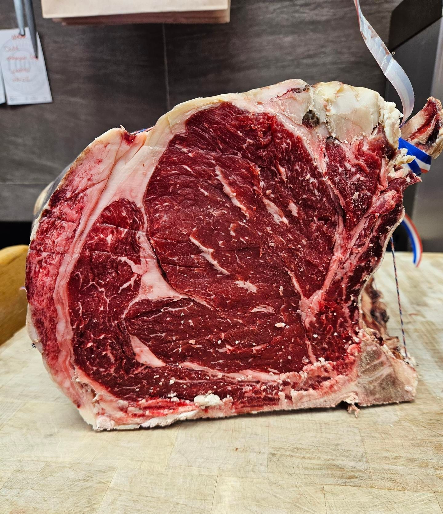 Photo d'une côte de bœuf sur une planche en bois