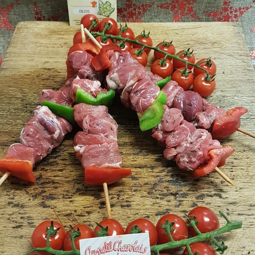 Photo de brochettes d'agneau avec des tomates cerises