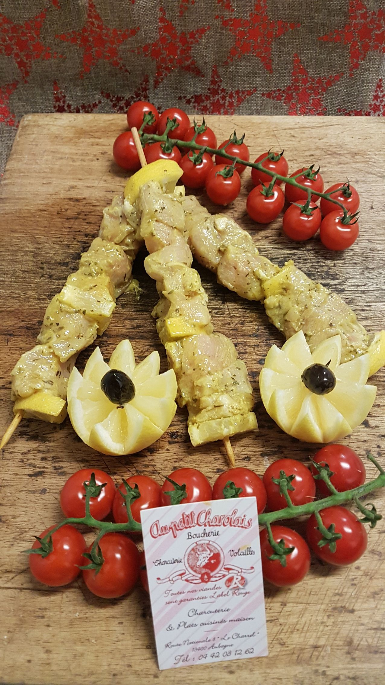 Photo de brochettes de viande avec du citron