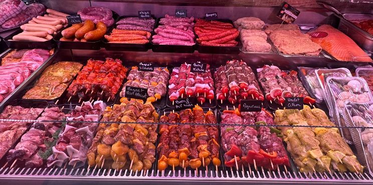 Photo d'une vitrine réfrigérée avec de la charcuterie