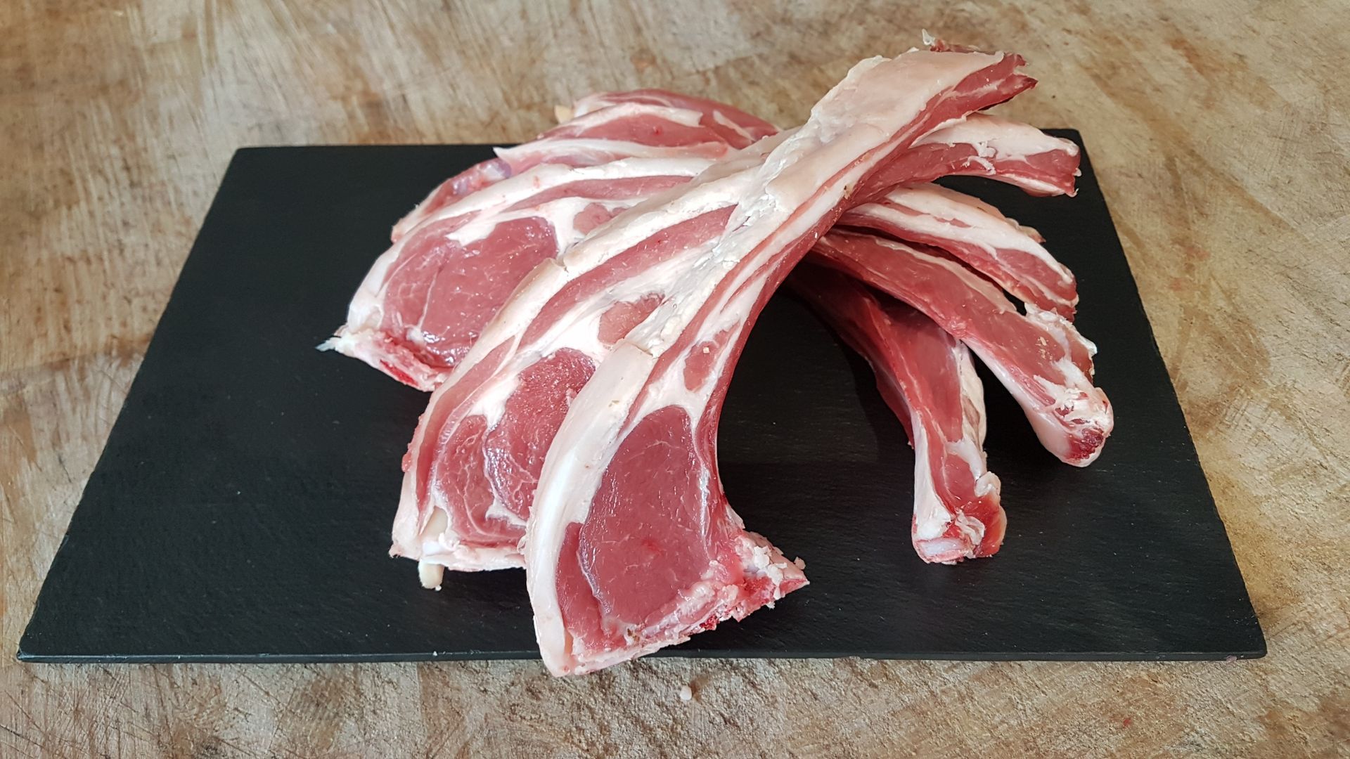 Photo de plusieurs côtelettes d'agneau