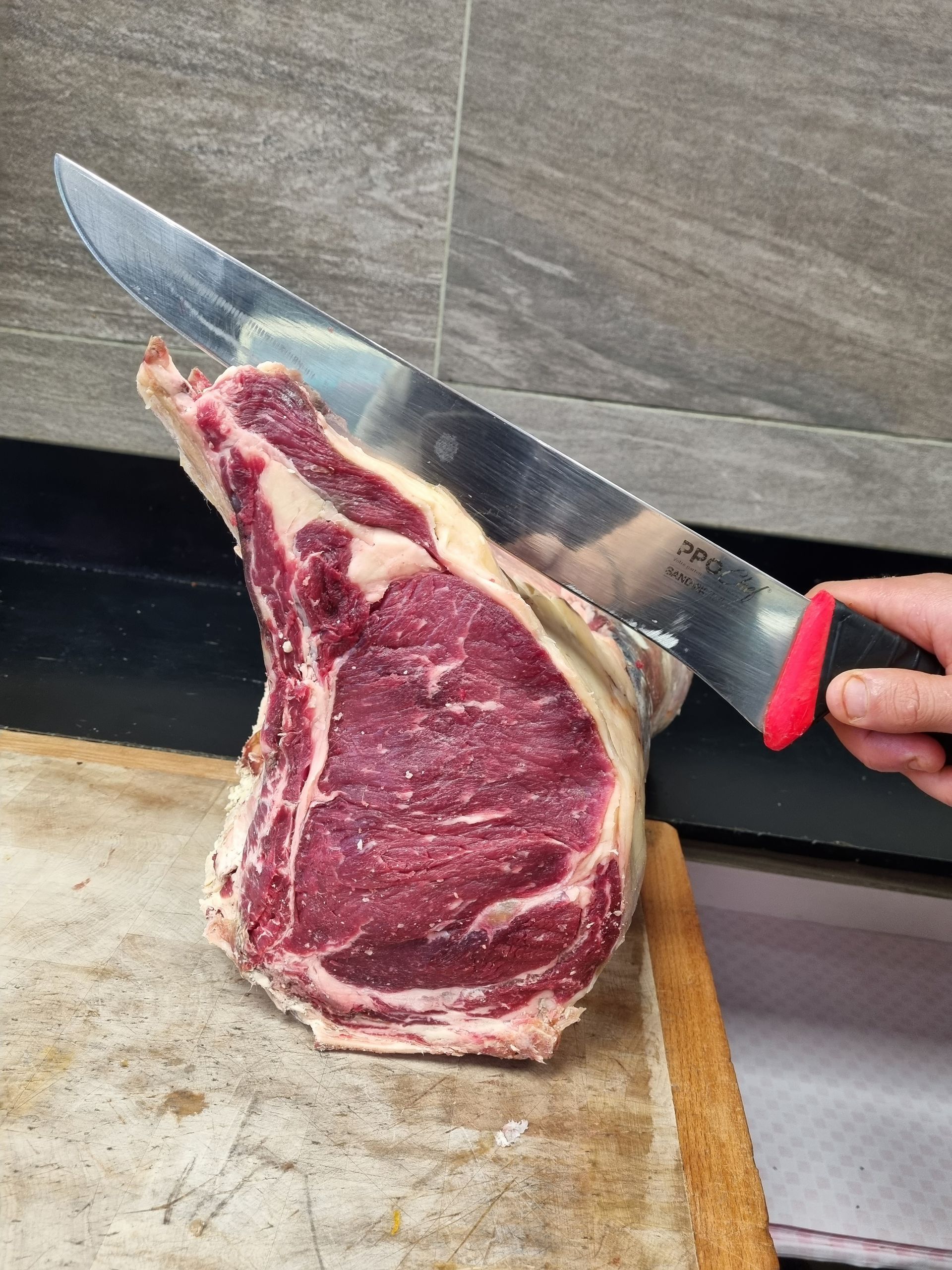 Photo d'une côte de bœuf avec un couteau