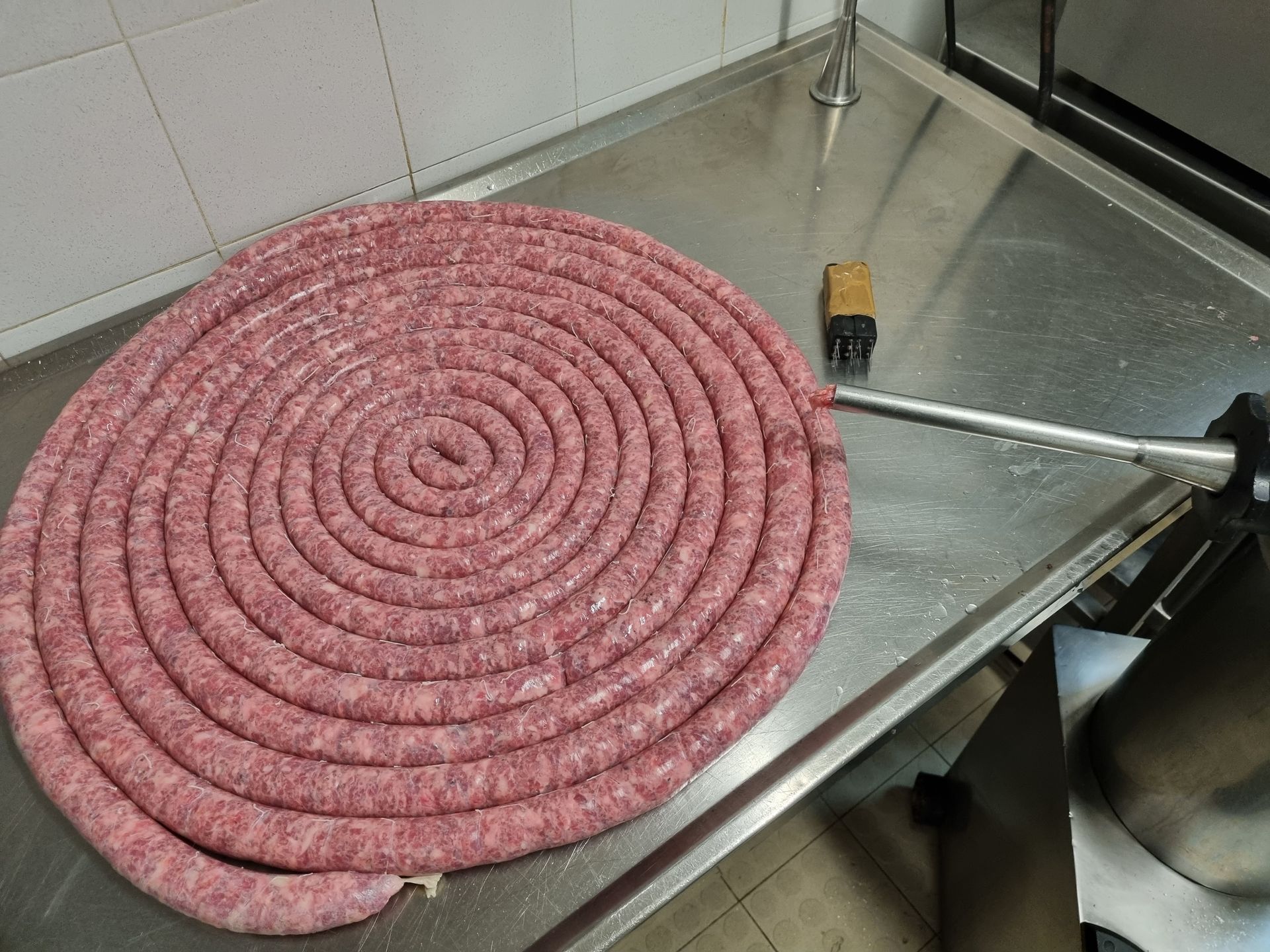 Photo d'une saucisse italienne enroulée sur elle-même