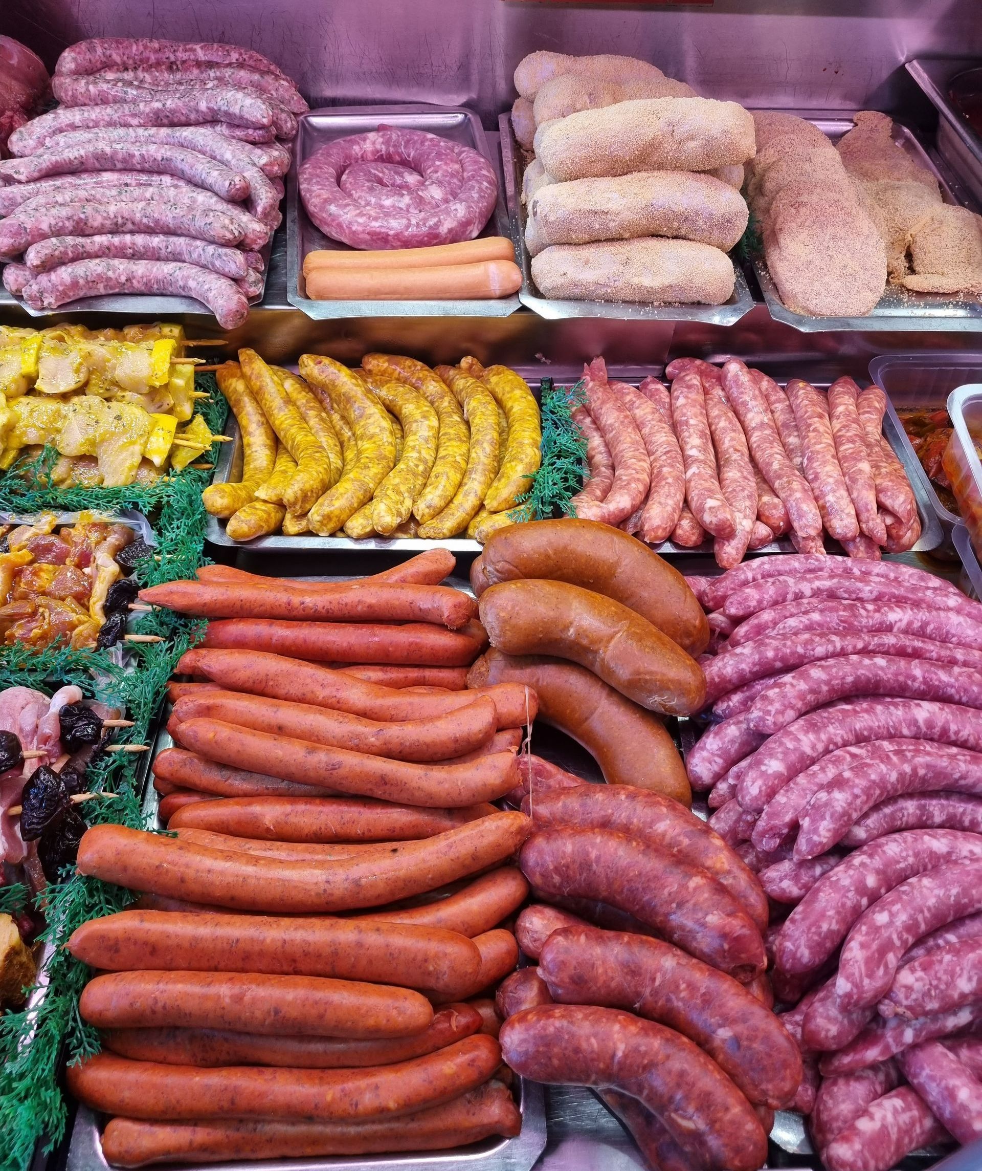 Photo de charcuteries dans une vitrine