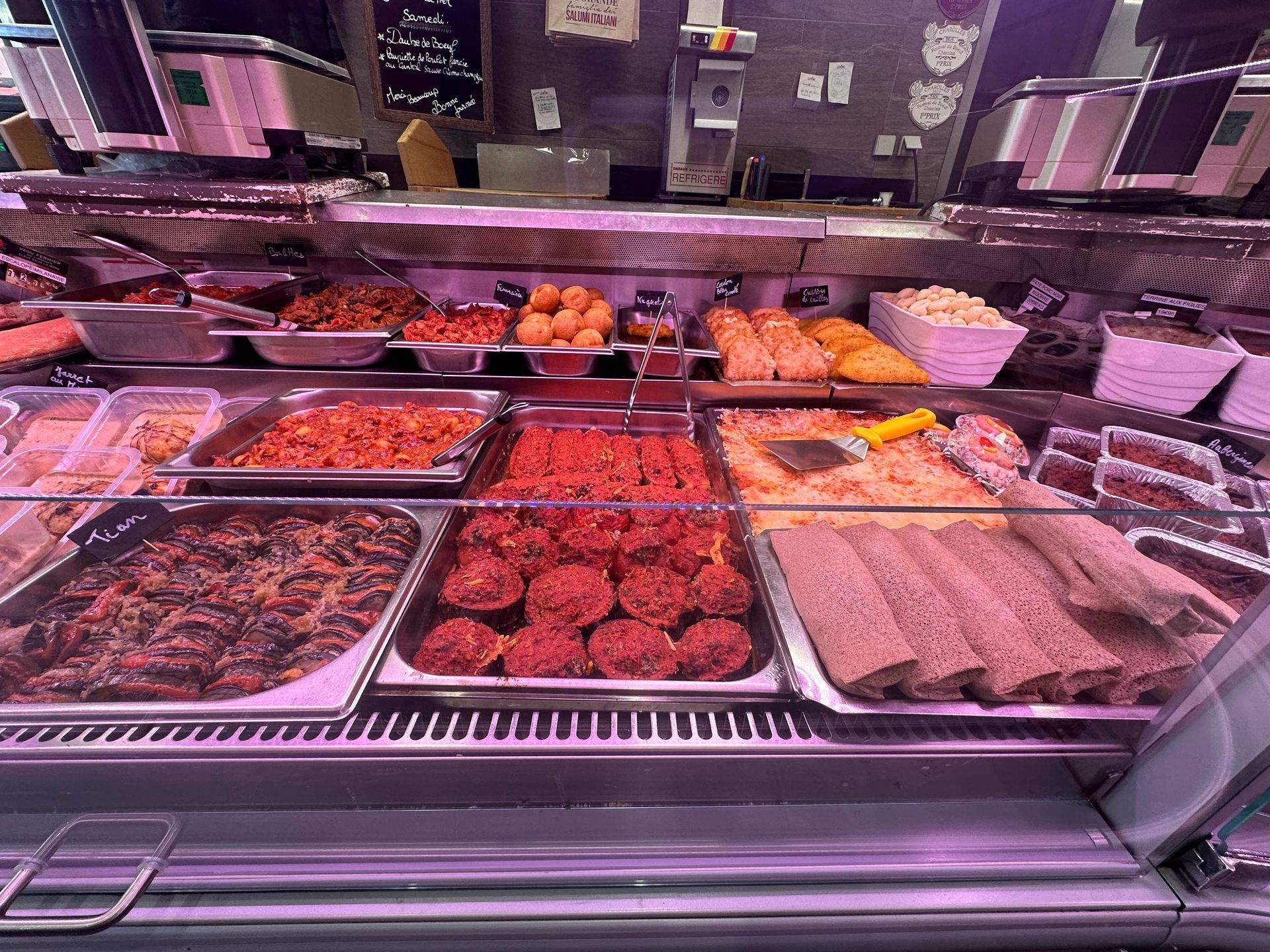 Photo d'une vitrine réfrigérée avec des plats traiteurs