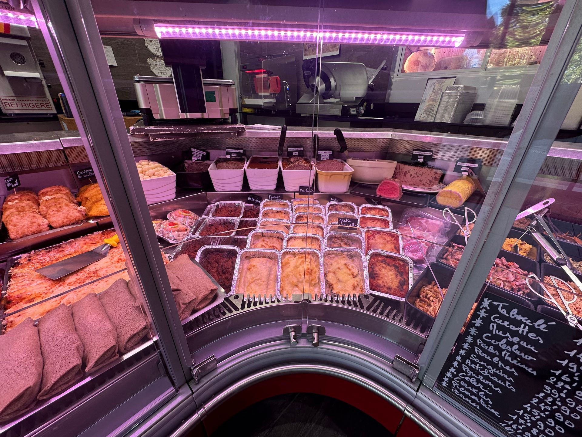 Photo d'une vitrine avec des plats cuisinés