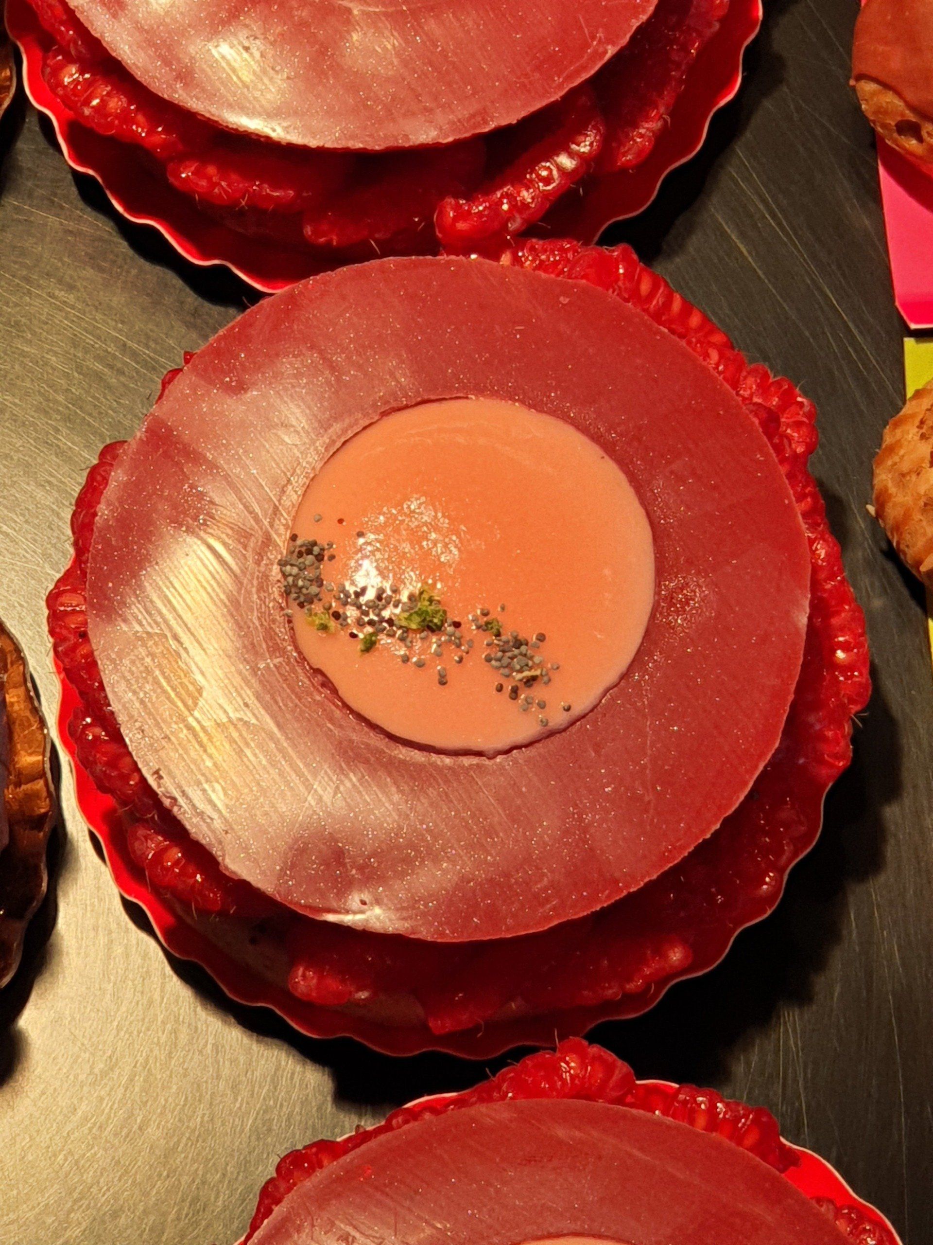 Gâteau rouge avec un cœur orange