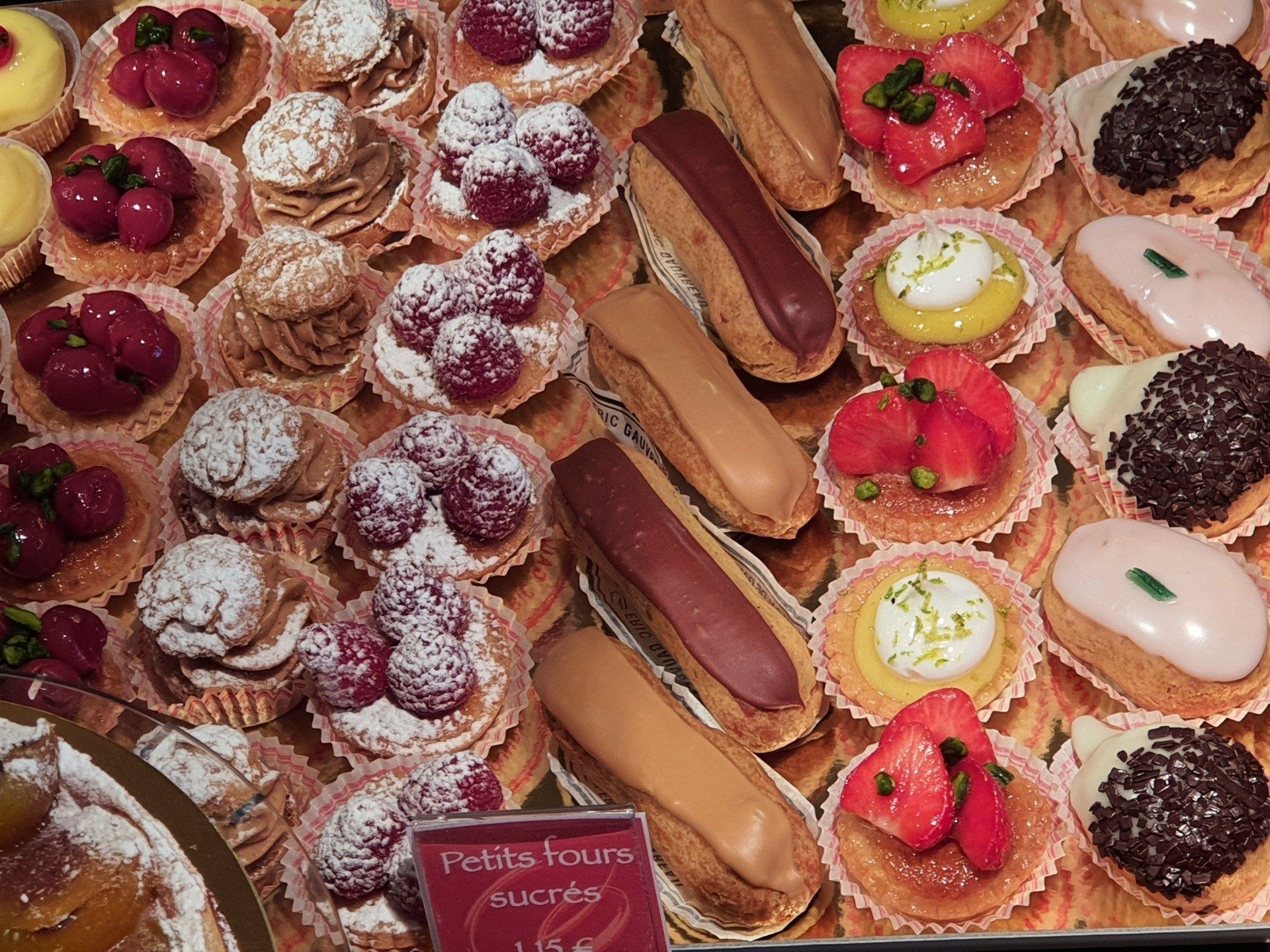 Plusieurs pâtisseries, éclairs au chocolat et tartelettes aux fruits