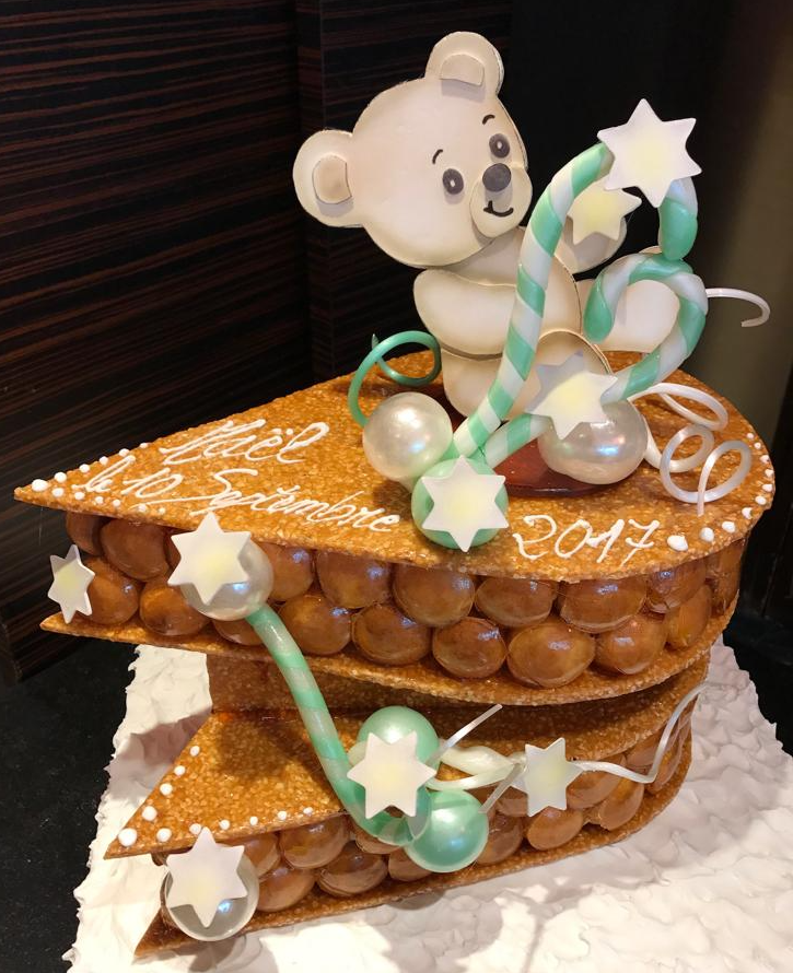 Pièce montée en choux avec personnage décoratif au sommet