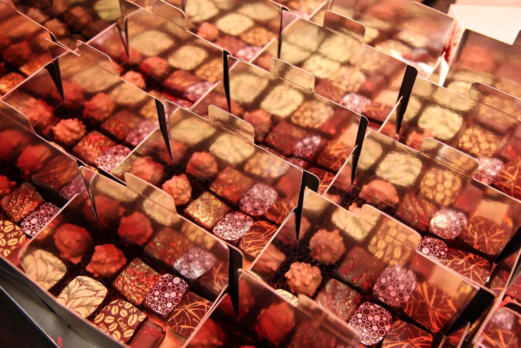 Plusieurs boîtes de chocolats ouvertes