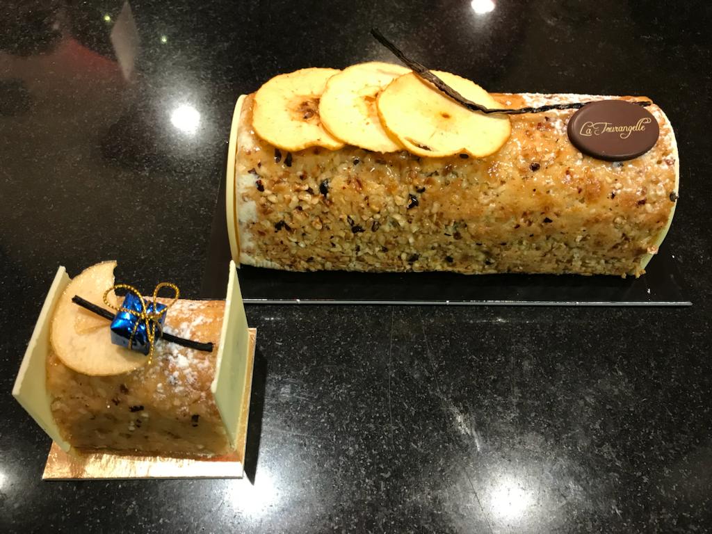 Deux pâtisseries avec des fruits secs
