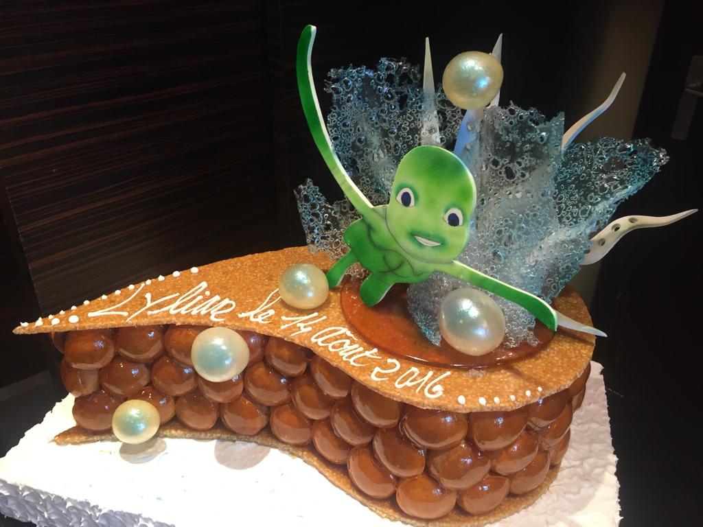 Pièce montée avec une tortue au sommet