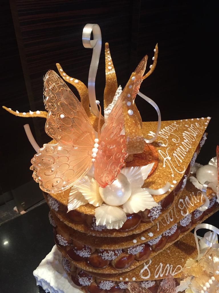 Papillon en caramel qui décor un gâteau