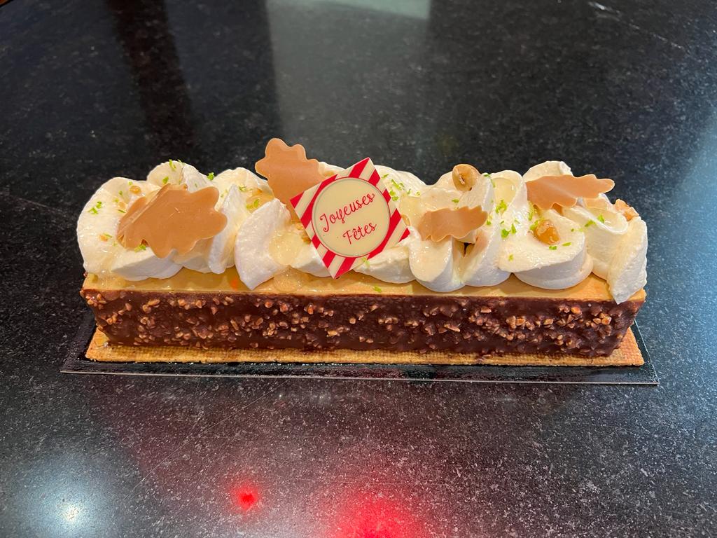 Pâtisserie rectangulaire avec de la crème 