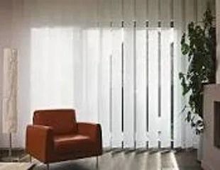 Fauteuil orange près d'une fenêtre lumineuse avec des voilages et une plante en pot