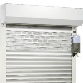 Volet roulant métallique argenté fermé, avec boîtier blanc et bloc moteur à droite