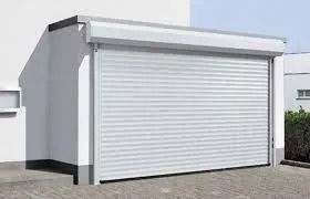 Porte de garage sectionnelle blanche à l'extérieur d'un petit bâtiment industriel