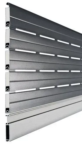 Porte de garage sectionnelle en métal argenté avec lames horizontales et fenêtres étroites