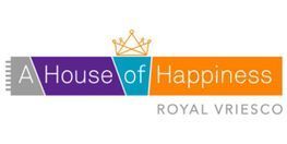 Logo von „A House of Happiness“ in rechteckigem Design mit einer Krone darüber. „Royal Vriesco“ steht darunter.
